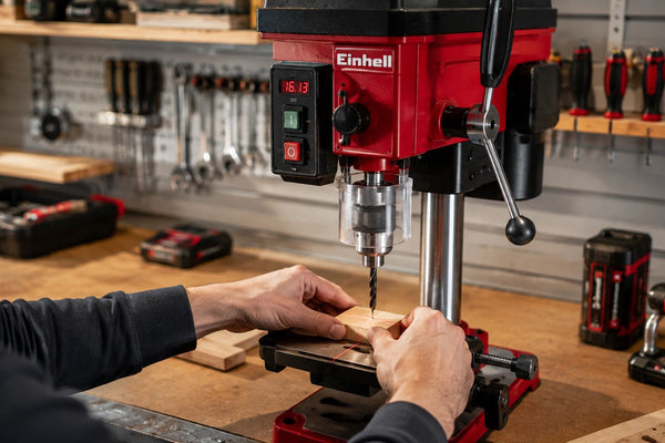 Einhell Säulenbohrmaschine TC-BD 350 bei der exakten Montage von Bauteilen in der Heim-Produktion