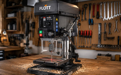 Scheppach DP16 Vario Tischbohrmaschine in einer Heimwerker-Werkstatt bereit für exakte Holzbohrungen.