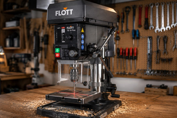 Scheppach DP16 Vario Tischbohrmaschine in einer Heimwerker-Werkstatt bereit für exakte Holzbohrungen.